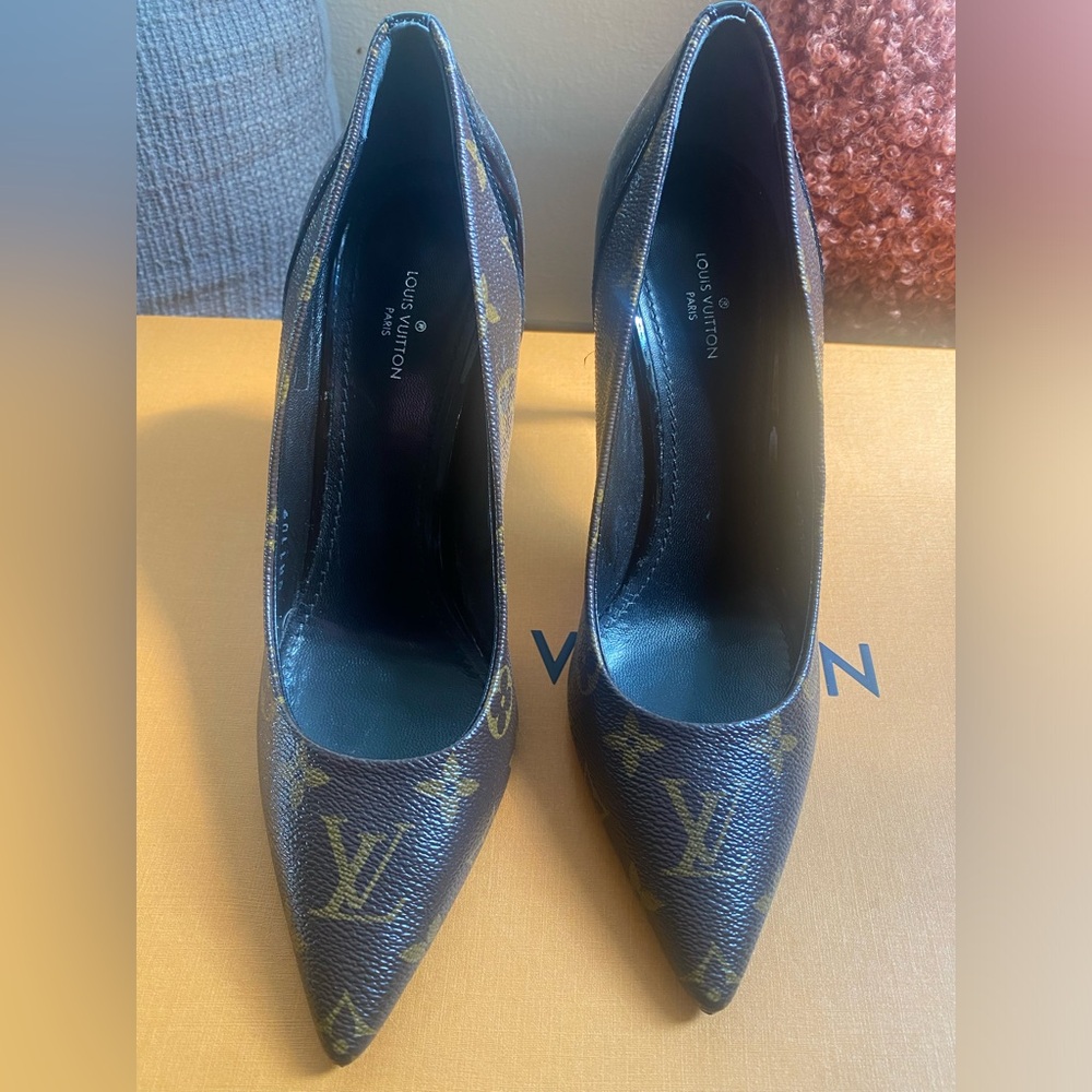 Used, great condition Monogram LV Pump. 
Sz 38 (7/8 US Sz).
